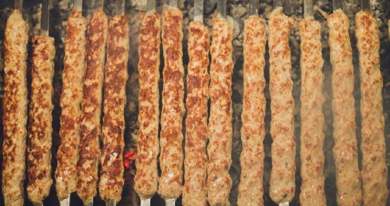 «Люля-кебаб из баранины» оказался изготовленным из свинины и куриного мяса