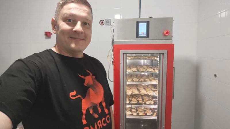 Овеганился. Яблочки сушу. Сезон такой :) Но после Агропродмаш, опять примусь за колбасоньку.