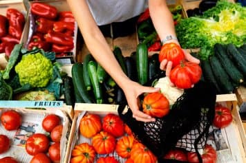 Не только за продуктами: почему рынки становятся новым местом притяжения молодежи? | New-Retail.ru